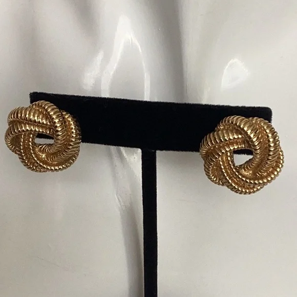 Vintage Classic Knot earrings in GoldTone - Picture 3 of 3
